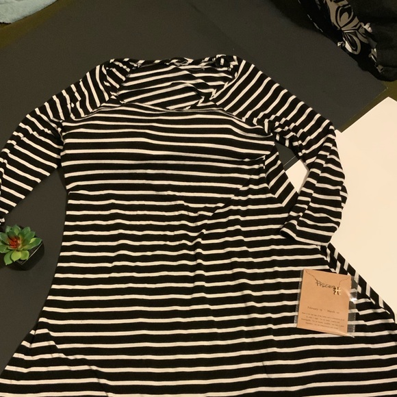 Socialite Blk & White Skater Dress - Picture 2 of 5